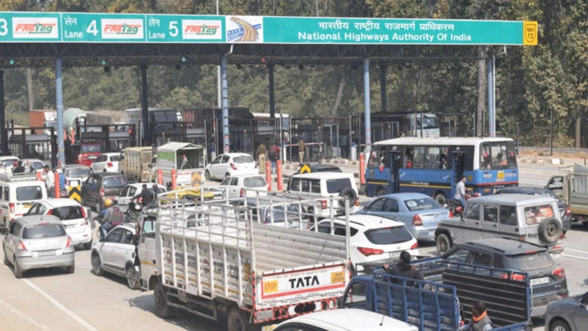 10 गाड़ियों में भरकर आए गुंडों का टोल प्लाजा पर धावा, कर्मियों को दौड़ा-दौड़ा कर पीटा, फ्री में गुजारे वाहन  