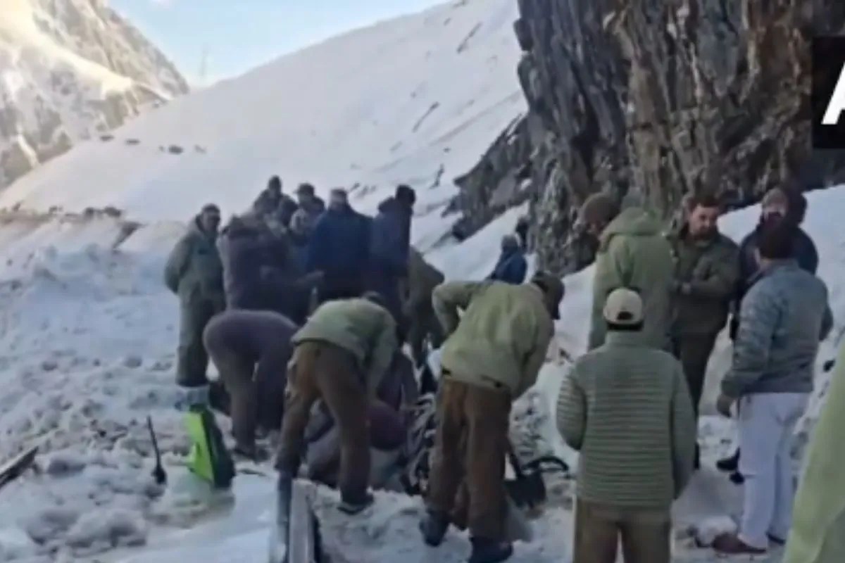 Avalanche Kills 7, Srinagar-Kargil Highway Closed; LG and CM Express Grief