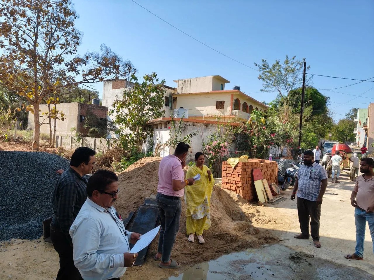 सरकारी नाले की जमीन पर काटे गए प्लॉट, निर्माण पर तहसीलदार ने लगाई रोक