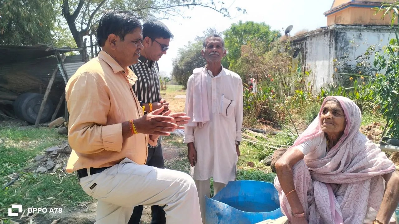 90 साल की उम्र में थामा पेन: शिक्षकों की मेहनत से बुजुर्गों ने दी साक्षरता परीक्षा