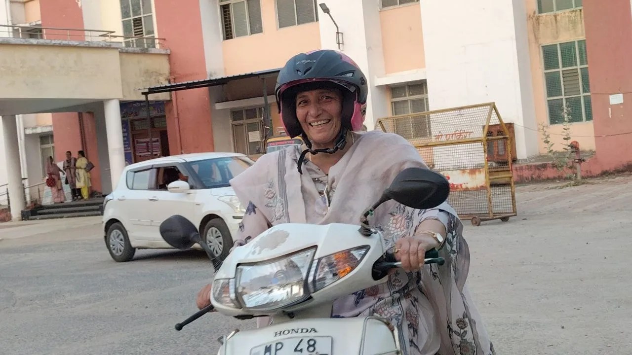 कर्मचारियों के सिर पर सवार हुआ हेलमेट