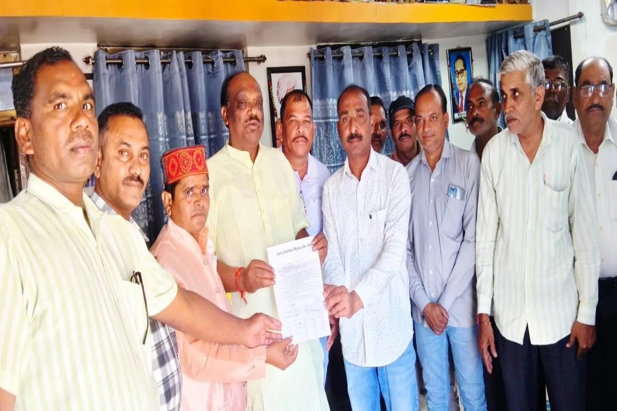 25-30 साल सेवा देने वाले शिक्षकों की फिर परीक्षा! आदेश के विरोध में शिक्षकों का प्रदर्शन