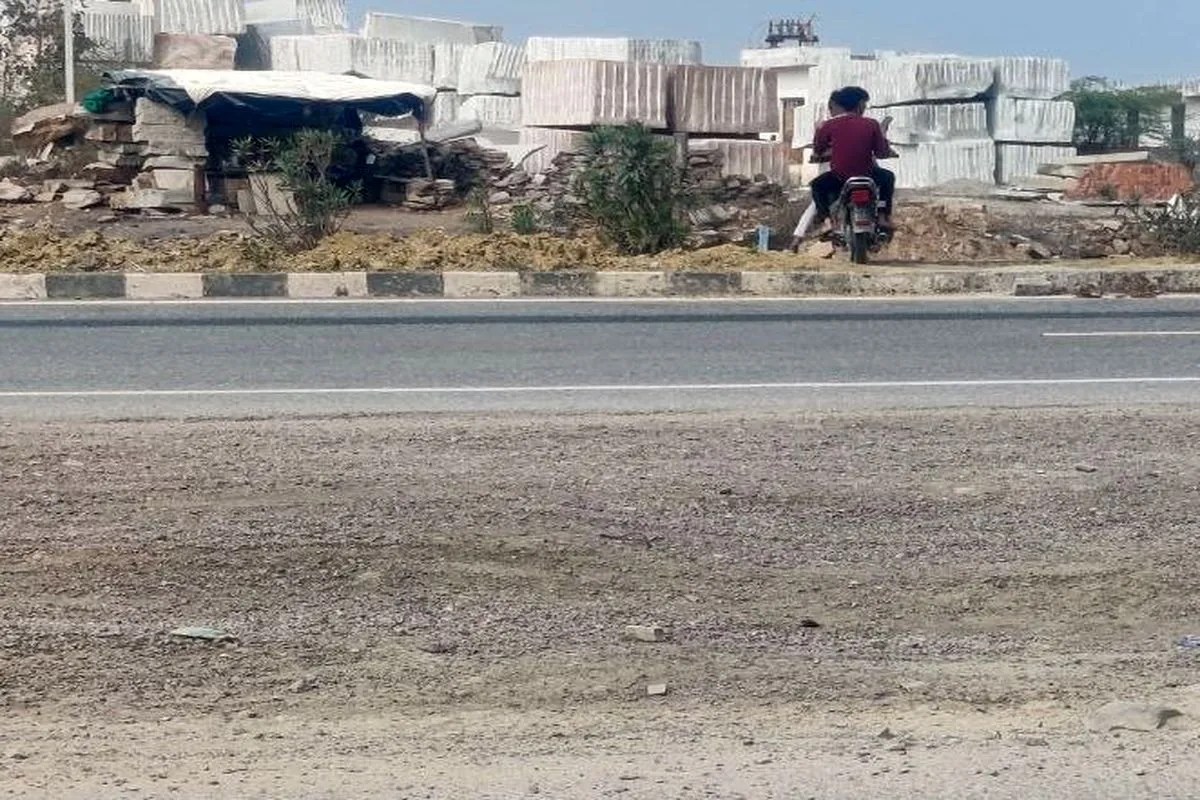 Bundi : सर्विस रोड से हाइवे पर चढ़ने और उतरने के लिए नहीं है कोई कट