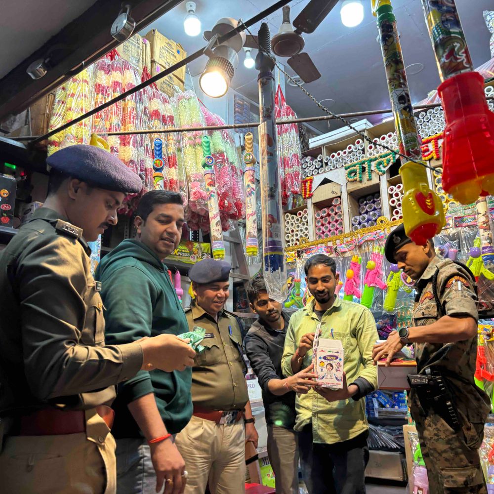 होली से पहले मिलावटी रंग-गुलाल पर छापेमारी:बलुआ मीना बाजार सहित कई दुकानों में हुई जांच, संदिग्ध रंग जब्त