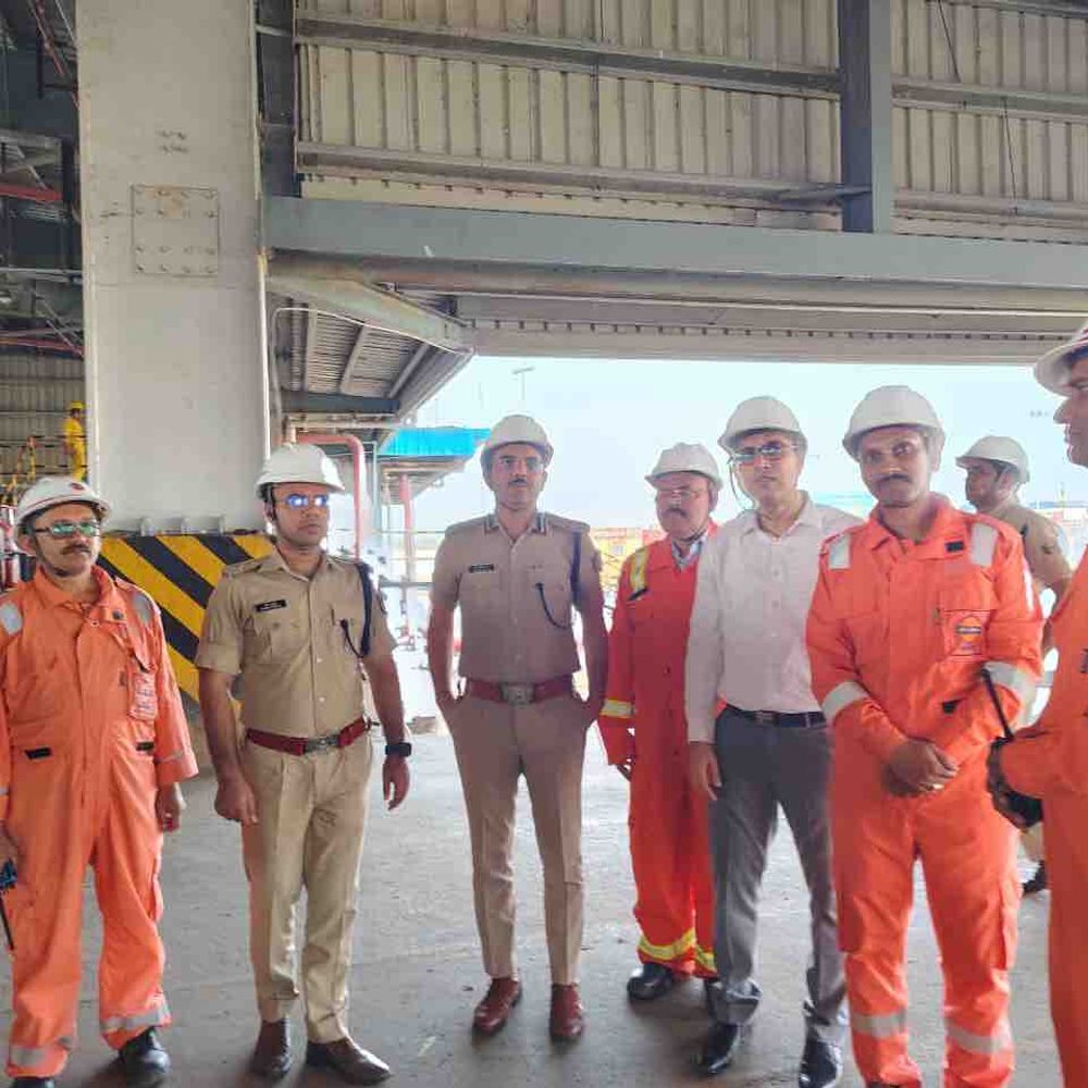 पेट्रोल-डीजल 15 तो एलपीजी का 7 दिनों का स्टॉक:मोतिहारी में DIG, DM-SP ने आपूर्ति जांची; कहा-जरूरत पर ही गैस की बुकिंग करें