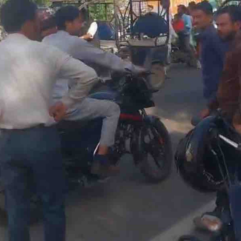 कार की टक्कर से लखीमपुर के युवक की मौत:बाइक से दिल्ली जा रहे थे, साथी गंभीर रूप से घायल