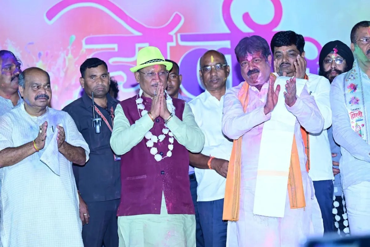 Holi: रंगों की फुहार, हृदयों का संगम और उल्लास की धुन