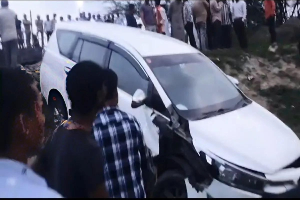 लखनऊ हादसा: गाजीपुर में अनियंत्रित कार बंधे के नीचे गिरी, इलाके में मचा हड़कंप
