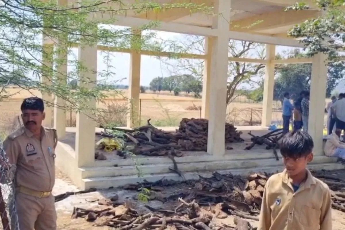 रिश्तों की ‘अर्थी’: 15 बीघा जमीन के लिए बेटों ने रोकी पिता की मुखाग्नि, पुलिस के आने के बाद हुआ संस्कार