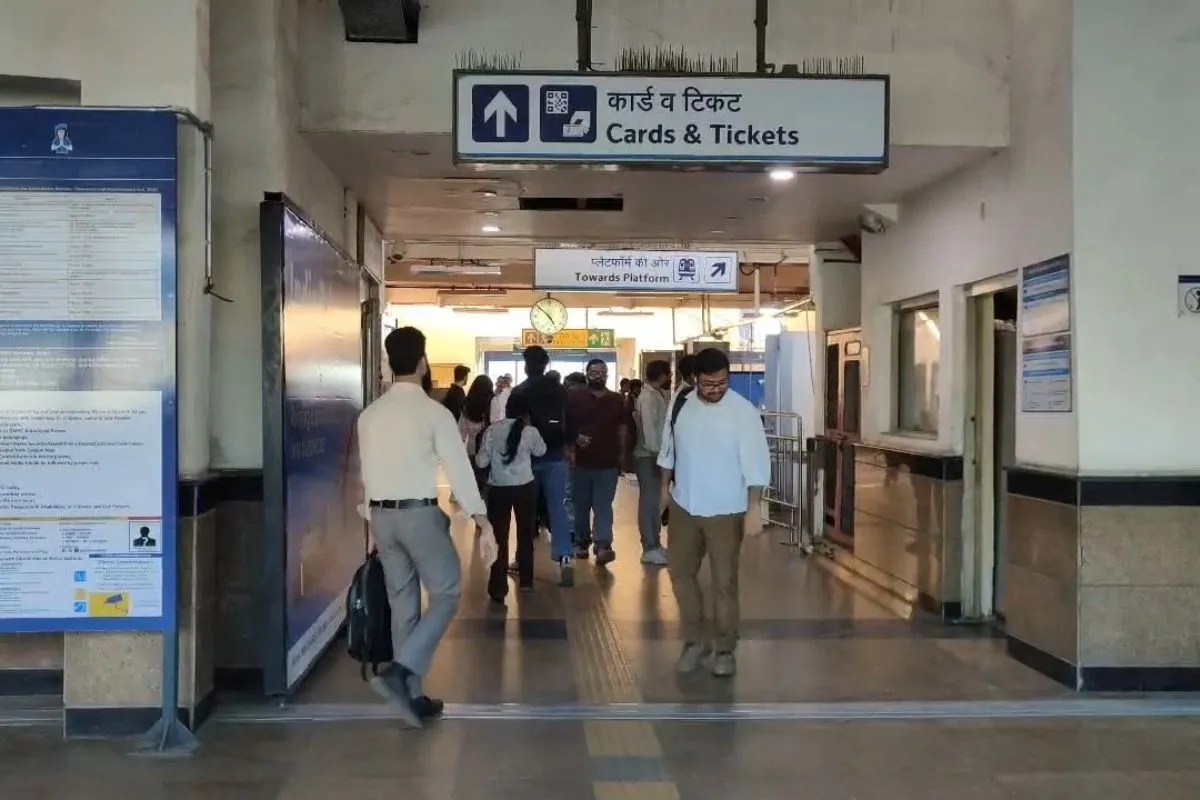 नोएडा सेक्टर-16 मेट्रो स्टेशन पर युवती ने लगाई छलांग, गंभीर हालत में अस्पताल में भर्ती