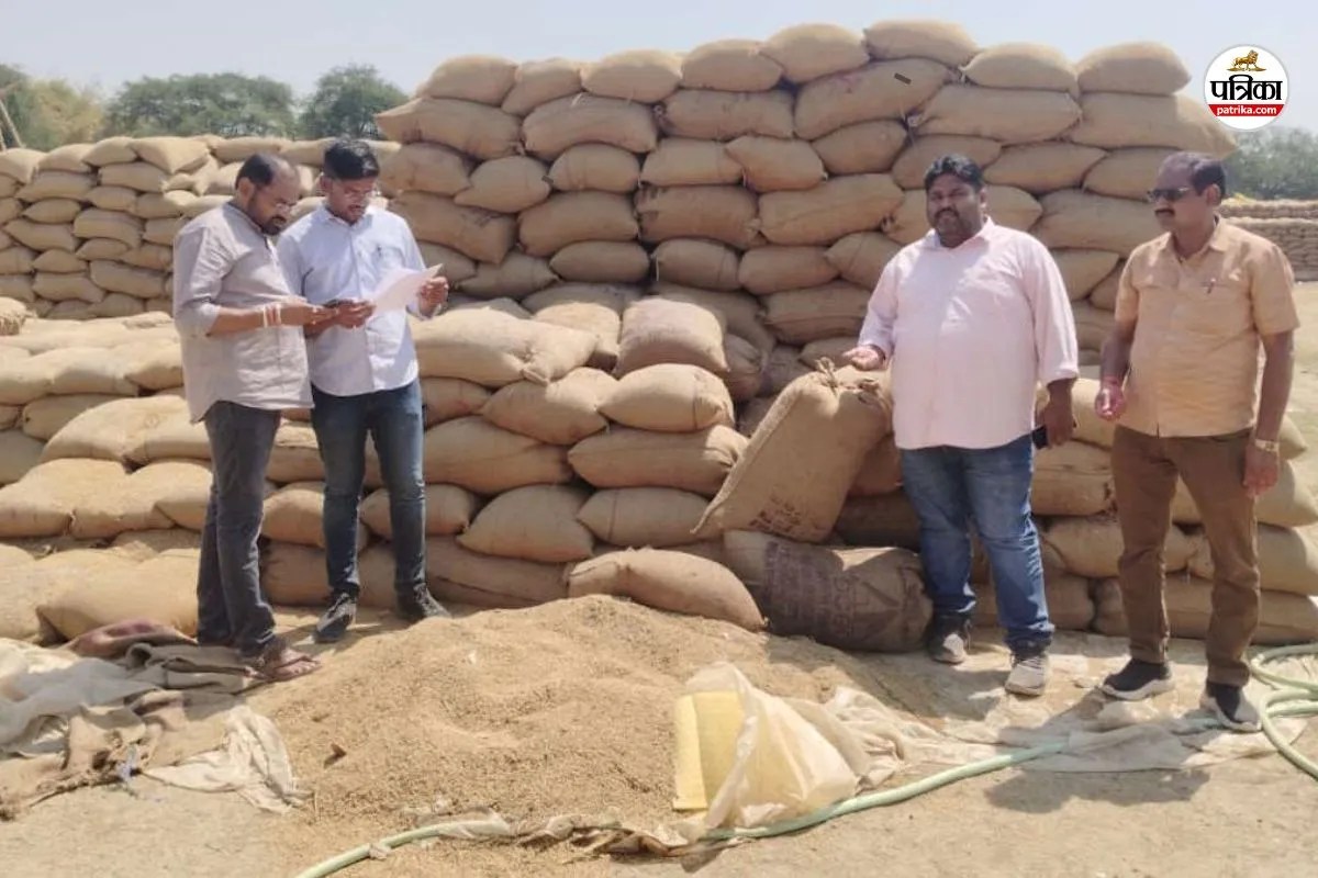 धान खरीदी केंद्र में हेराफेरी का आरोप, बोरियों में पानी डालते पकड़े गए कर्मचारी, जांच शुरू
