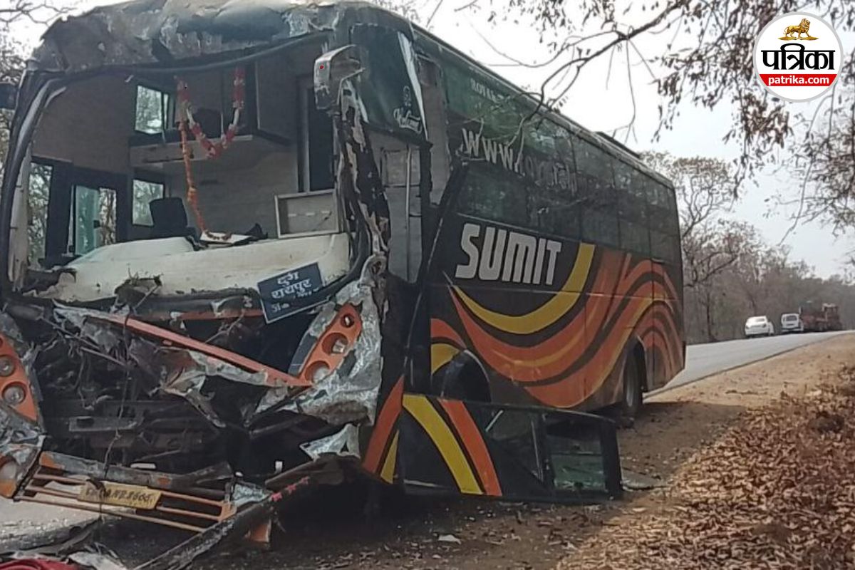 Road Accident: टोल प्लाजा के पास बस-ट्रक की जोरदार भिड़ंत, 7 यात्री घायल, मची अफरा-तफरी