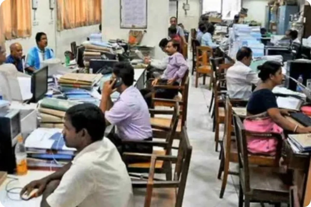 CG News: 23 मार्च से 10 जून तक अधिकारियों-कर्मचारियों की छुट्टियों पर रोक, इस जिले के कलेक्टर ने जारी किया आदेश, जानें वजह