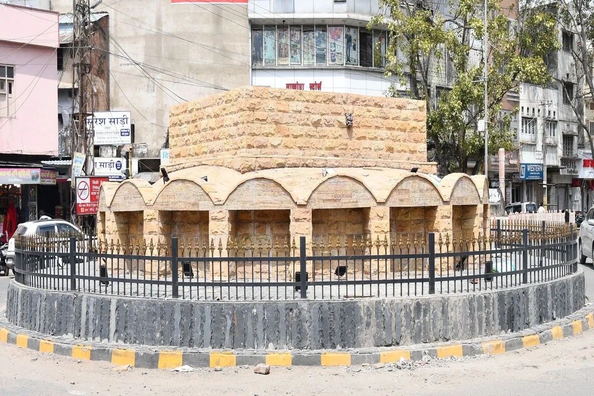 भव्यता के फेर में अंधा मोड़ बना गोल प्याऊ चौराहा