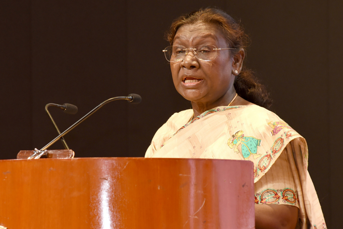 राष्ट्रपति द्रौपदी मुर्मू अयोध्या पहुंचीं, राम मंदिर में रामलला के किए दर्शन और पूजा जारी