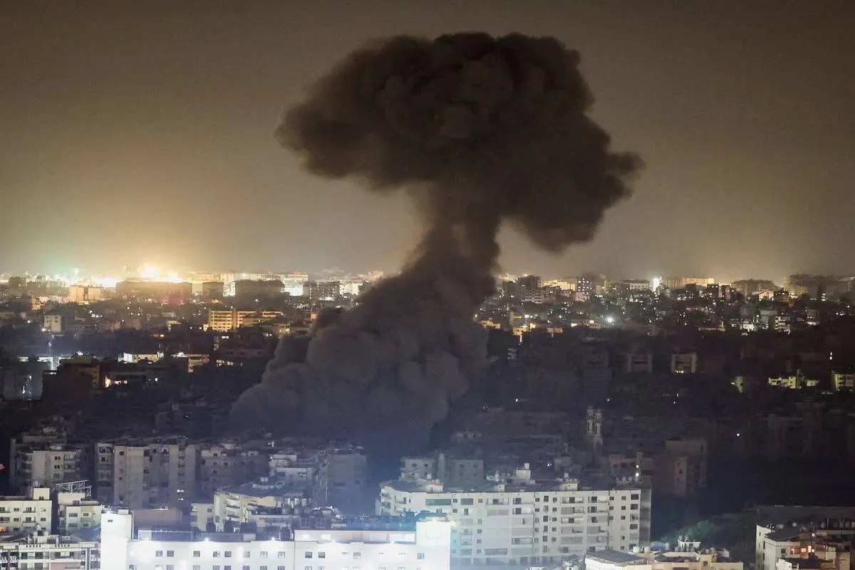 दुबई में फिर से विस्फोट: काले धुएं का गुबार उठा, धमाकों से इमारतें हिलीं, लोग दहशत में