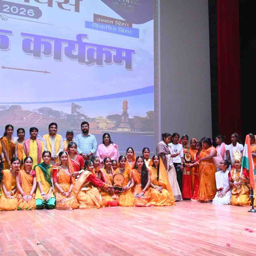 मोतिहारी के बापू सभागार में बिहार दिवस समारोह:स्थानीय कलाकारों और छात्रों ने किया परफॉर्म, DM ने दी बधाई