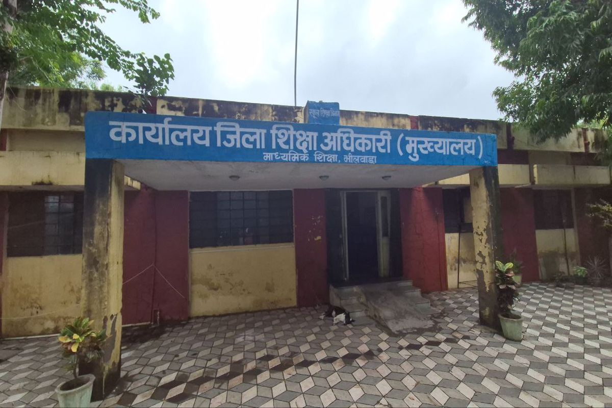 कम नामांकन वाले स्कूलों पर सरकार की नजर: 15 से कम छात्र हुए तो बंद होगा प्राइमरी स्कूल