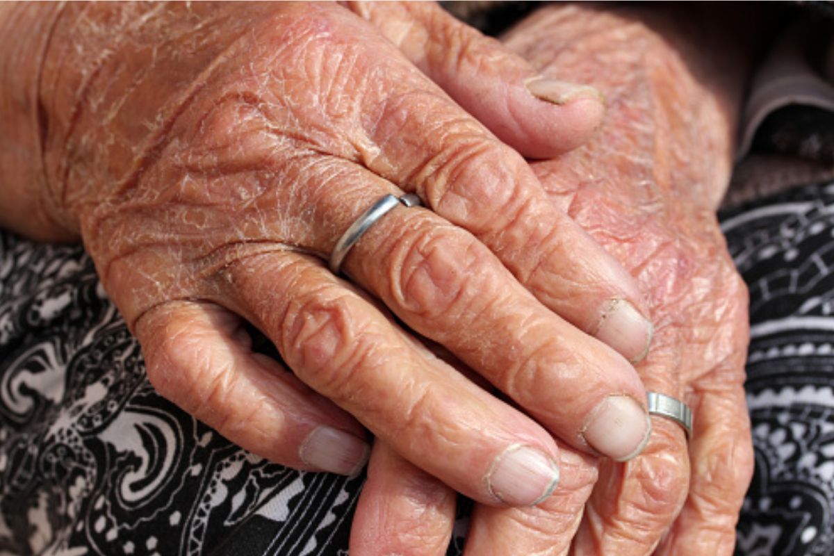 जिला अस्पताल में डॉक्टर की दबंगई, बुजुर्ग महिला से बदसलूकी, बेटे को जड़ा थप्पड़