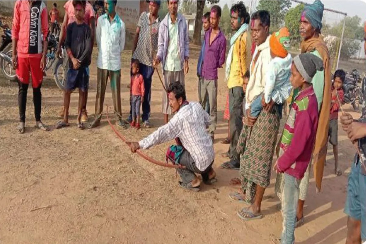 Unique Holi: सरगुजा की अनोखी होली: पत्थर और तीर-धनुष से लगाते हैं निशाना, विजेता को इनाम में मिलते हैं महुआ के 2 पेड़