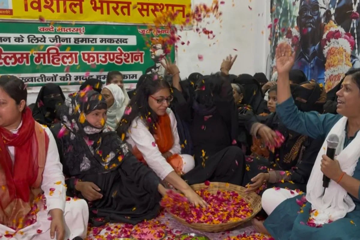 मुस्लिम महिलाओं ने गुलाल-फूलों से खेली होली, काशी से काबा को भेजा भाईचारे का संदेश