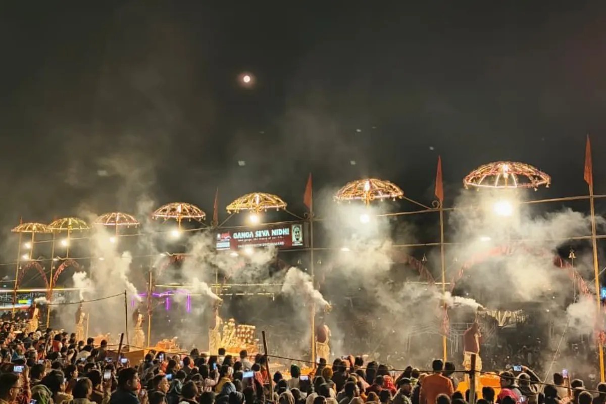 चंद्र ग्रहण के कारण देर से शुरू हुई दशाश्वमेध घाट विश्व प्रसिद्ध गंगा आरती, अब तक 6 बार बदला समय