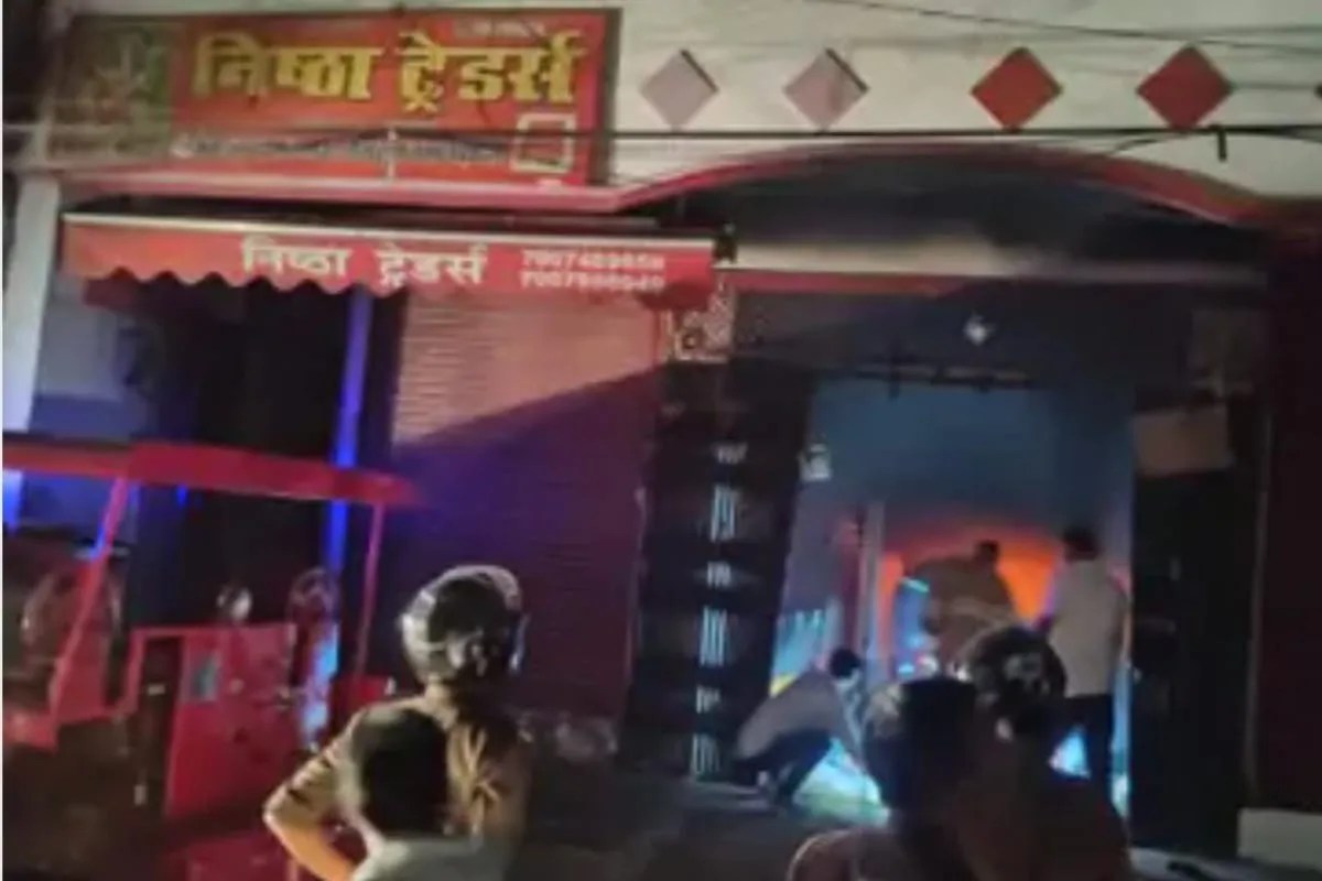 गोरखपुर में कपड़े की थोक दुकान में लगी भीषण आग, धुआं और आग की लपटें देख अफरा तफरी