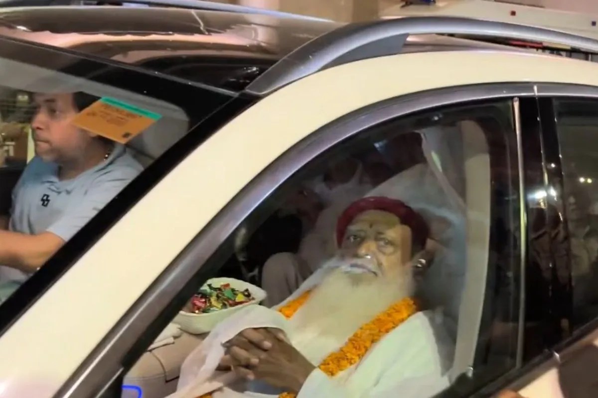 रेप केस में सजायाफ्ता आसाराम ने बाबा विश्वनाथ के सामने टेका मत्था, अनुयाईयों को दिया प्रवचन, चुपके से आया था बनारस