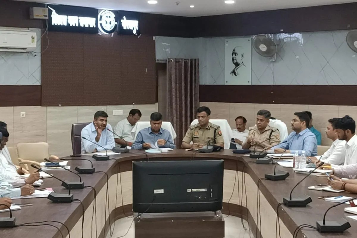 गोरखपुर में डंपरों की रफ्तार पर लगेगा ब्रेक, हादसों पर सख्ती…नियम तोड़ने पर कार्यदाई संस्थाएं होंगी जिम्मेदार