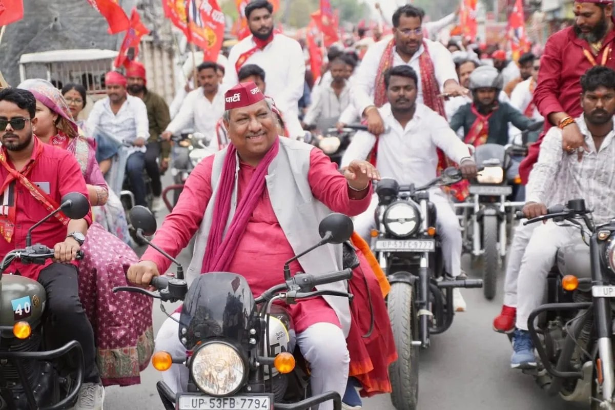 बुलेट पर बिना हेलमेट पत्नी संग सवार थे कैबिनेट मंत्री संजय निषाद, हजारों कार्यकर्ताओं ने भी उड़ाया ट्रैफिक नियमों की धज्जियां