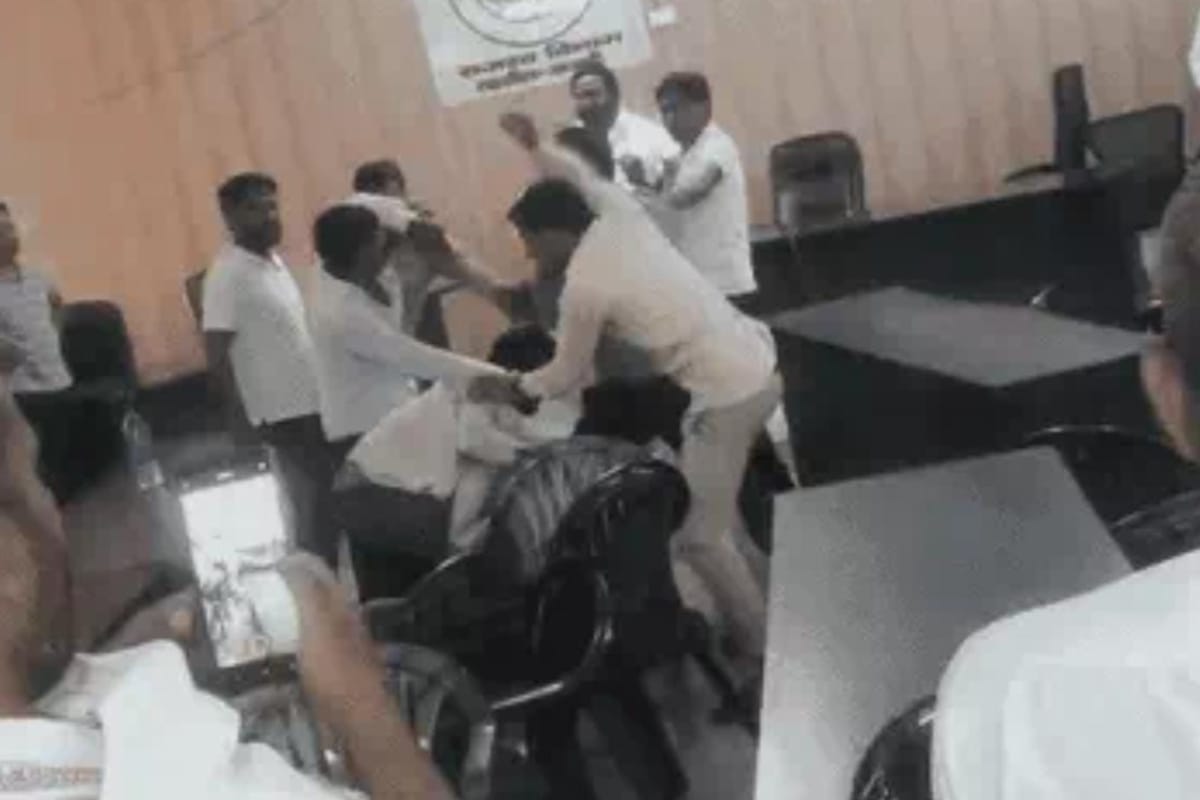यूपी की यह तहसील बनी अखाड़ा, टेंडर विवाद में दो पक्षों में जमकर चले मारपीट…SDM मौका देख भागे