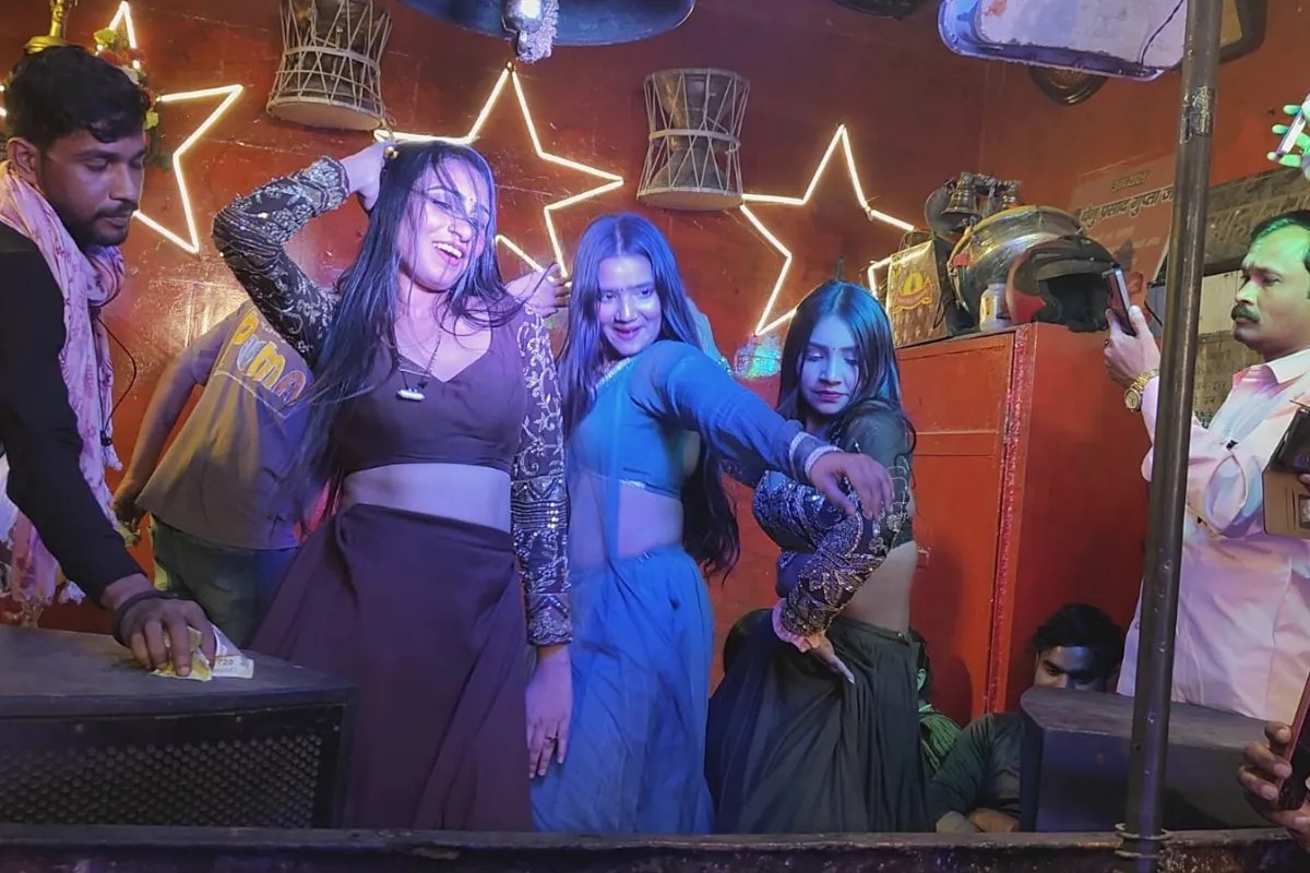 धधकती चिताओं के बीच मोक्ष की कामना, महाश्मशान में नगरवधुओं ने निभाई 350 साल पुरानी परंपरा