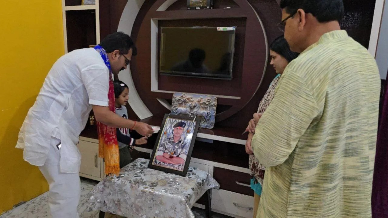 शहीदों से किए गए वादे प्रशासन-जनप्रतिनिधियों ने नहीं किए पूरे, भाजपा नेता विमल द्विवेदी ने उठाया सवाल