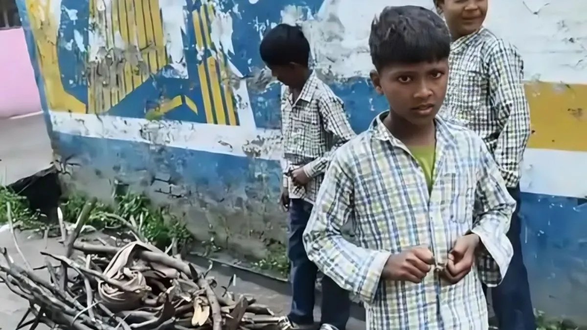 मिड-डे मील को बच्चों से ढुलवाई लकड़ियां, डीएम ने प्रधानाध्यापिका को किया सस्पेंड