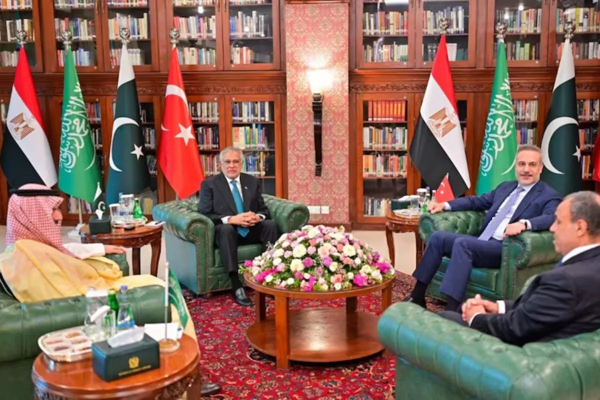 ईरान-इजरायल-अमेरिका युद्ध को रुकवाने को पाकिस्तान “बेकरार”, हुई अहम बैठक, जानें पाकिस्तानी विदेश मंत्री ने क्या कहा