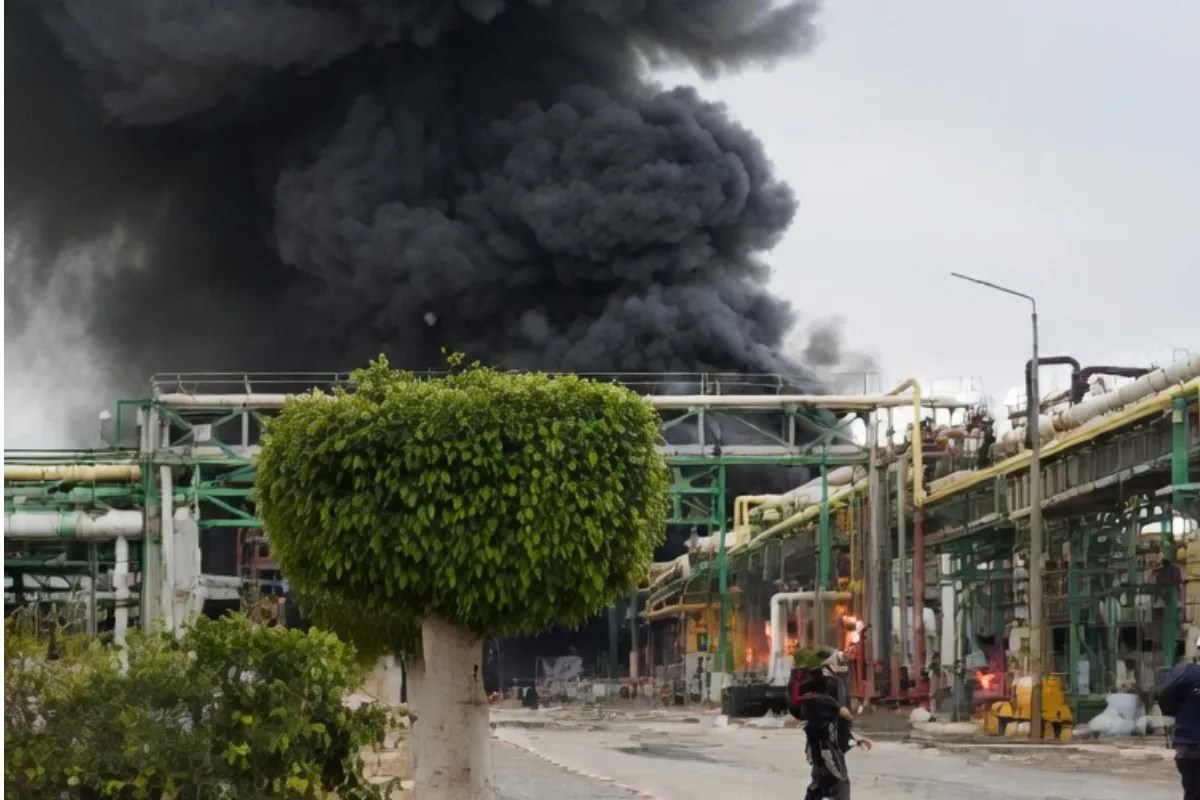 इजरायल के केमिकल हब पर ईरान का मिसाइल हमला, लोगों को घरों में रहने की सलाह, प्रशासन अलर्ट पर