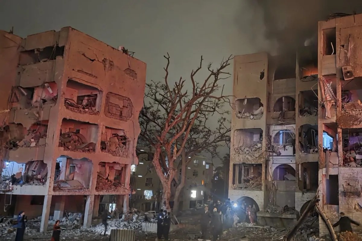 Iran attack Israel: ईरान ने इजरायल को बनाया निशाना, एयर डिफेंस सिस्टम फेल होने से डिमोना-अराद में 100 से अधिक घायल