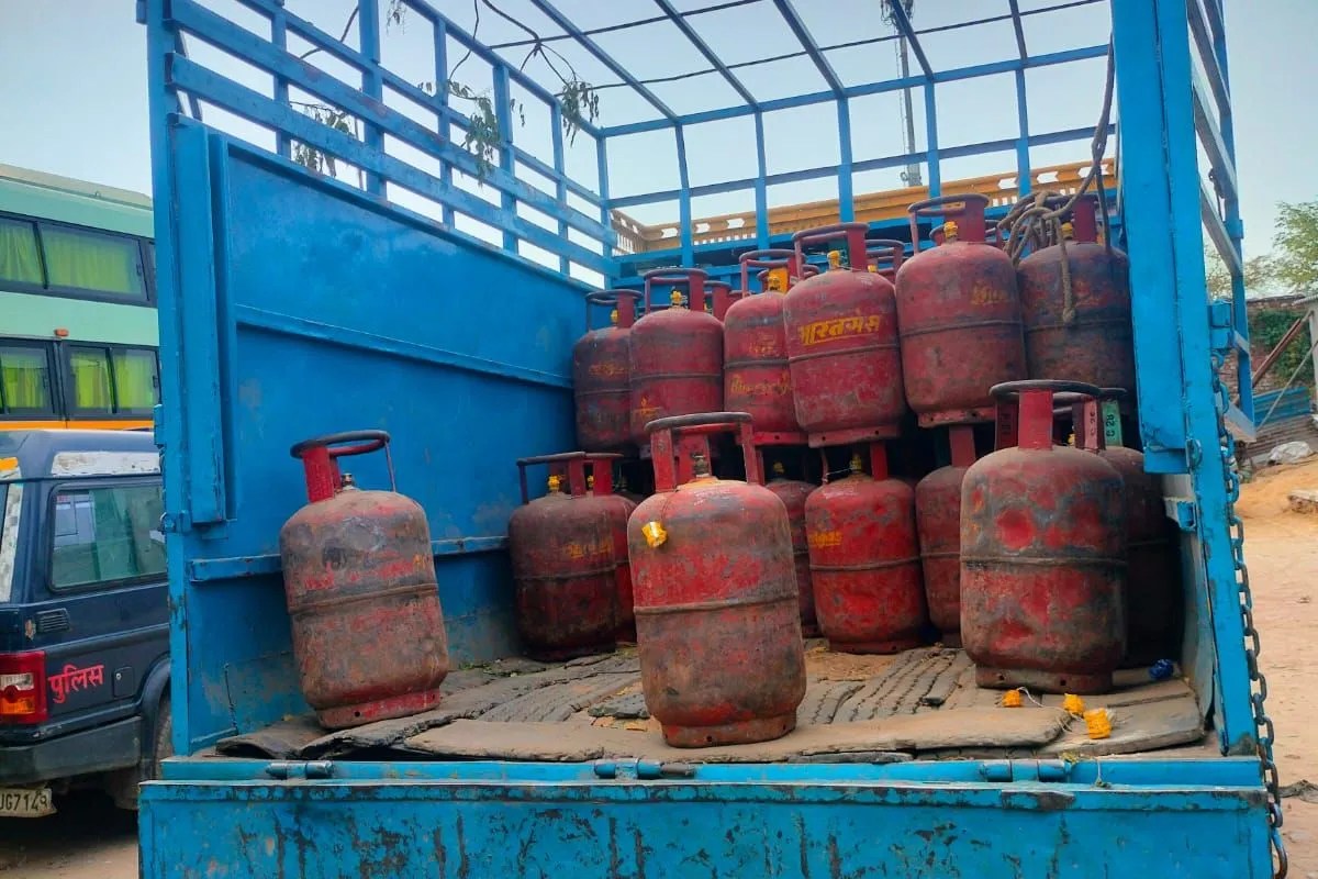 LPG Cylinder: गैस किल्लत के बीच बड़ी खबर, जयपुर में 83 सिलेंडर जब्त, छापेमारी में बड़ा खुलासा
