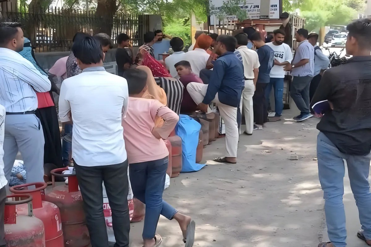 LPG Crisis: गैस से लौटे सिगड़ी पर, एलपीजी भराने को ऑटो की लग रही कतार, पेट्रोल पंप एसोसिएशन ने दी चेतावनी