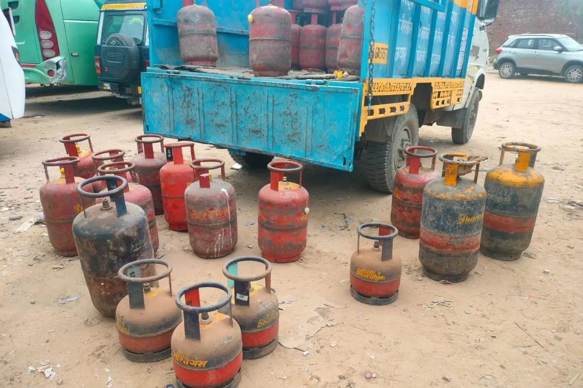 LPG Supply: कालाबाजारी पर सख्त निर्देश, घरेलू गैस का व्यावसायिक उपयोग रोकने के लिए चलेंगे अभियान
