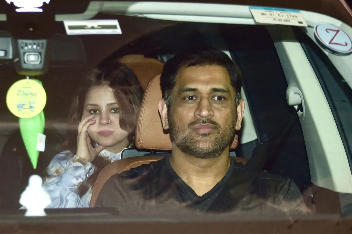 MS Dhoni को तेज रफ्तार से कार चलाना पड़ गया भारी, ट्रैफिक पुलिस ने ठोका इतना जुर्माना