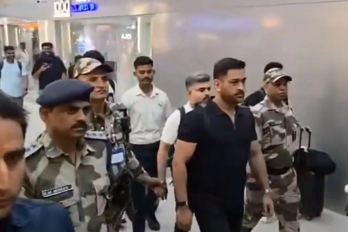 MS Dhoni ​​पहली बार दर्शक बन देखेंगे भारत का फाइनल मुकाबला, कड़ी सुरक्षा के बीच अहमदाबाद पहुंचे, देखें वीडियो