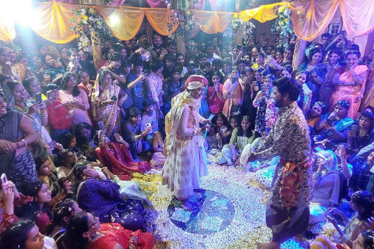 देव राघव सरकार के साथ एक क्विंटल फूलों से खेली होली