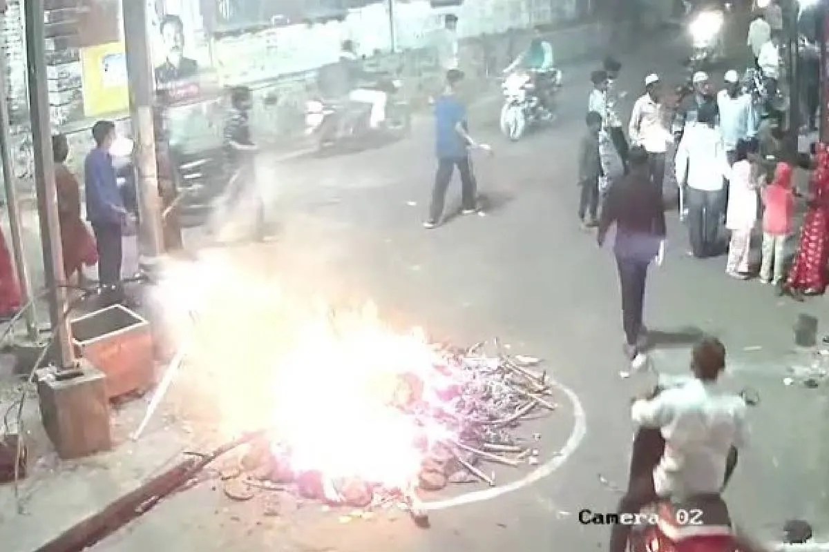 कांग्रेस पार्षद के घर के बाहर बदमाशों ने धारदार हथियार लहराकर मचाया उत्पाद