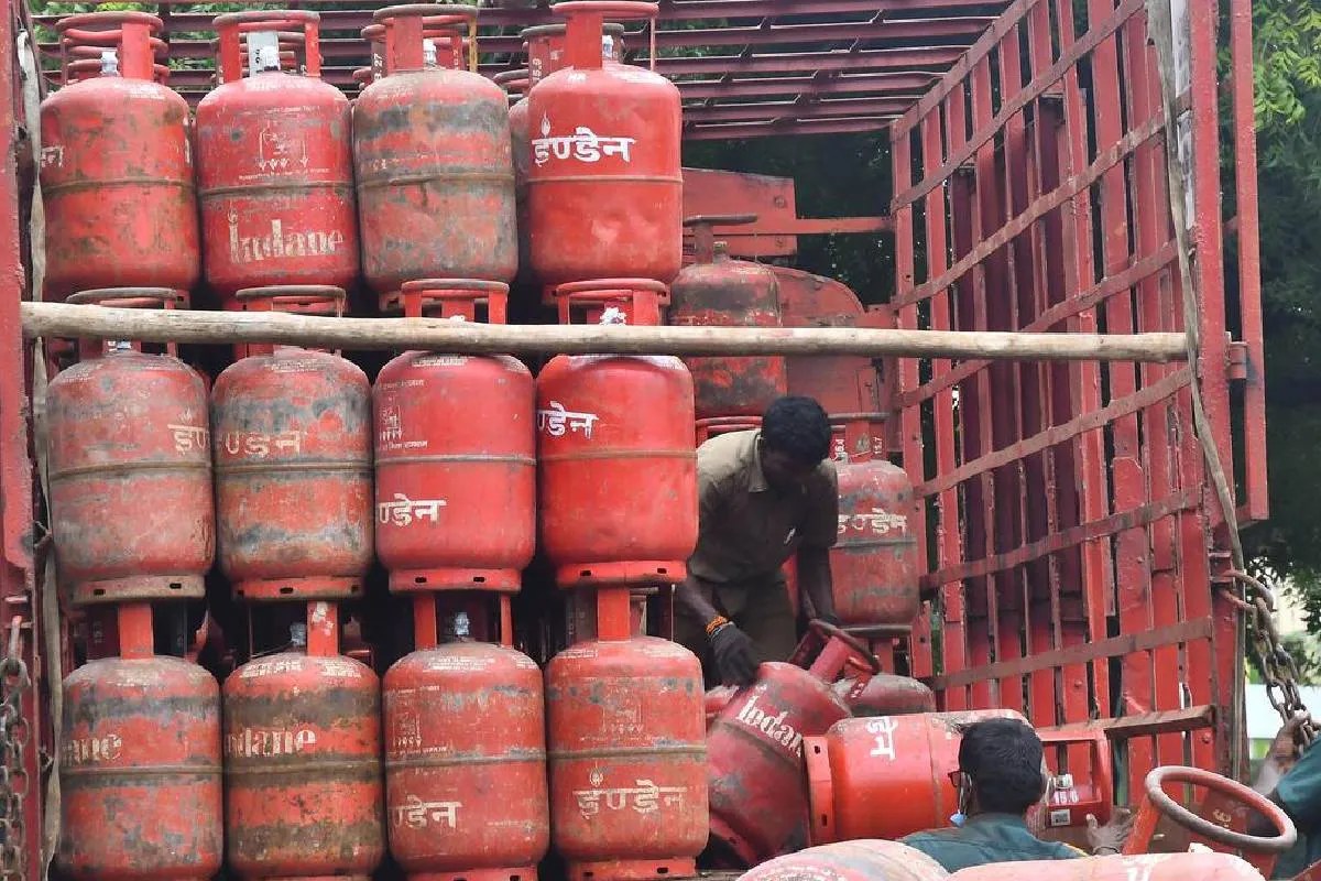 LPG Cylinder: रायपुर में सिलेंडर की पैनिक बुकिंग, लोगों में बढ़ी घबराहट, सीधे पहुंच रहे गोडाउन