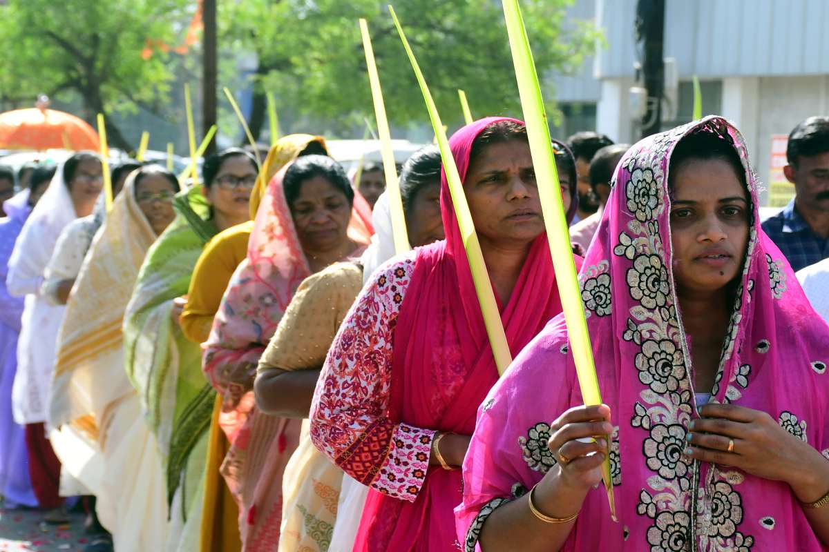 पाम संडे पर आस्था की झलक: खजूर की डालियों संग निकले देखें photos