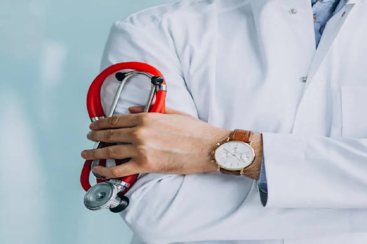 सरकारी सेवा से मोह भंग ! 2 साल में 205 डॉक्टर होंगे बाहर