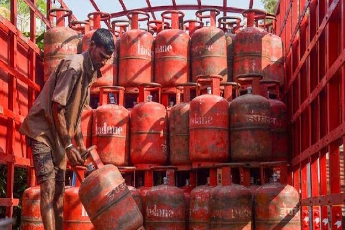 LPG Crisis: रेलवे स्टेशनों के किचन में अब इंडक्शन पर बनेगा खाना, IRCTC का बड़ा फैसला