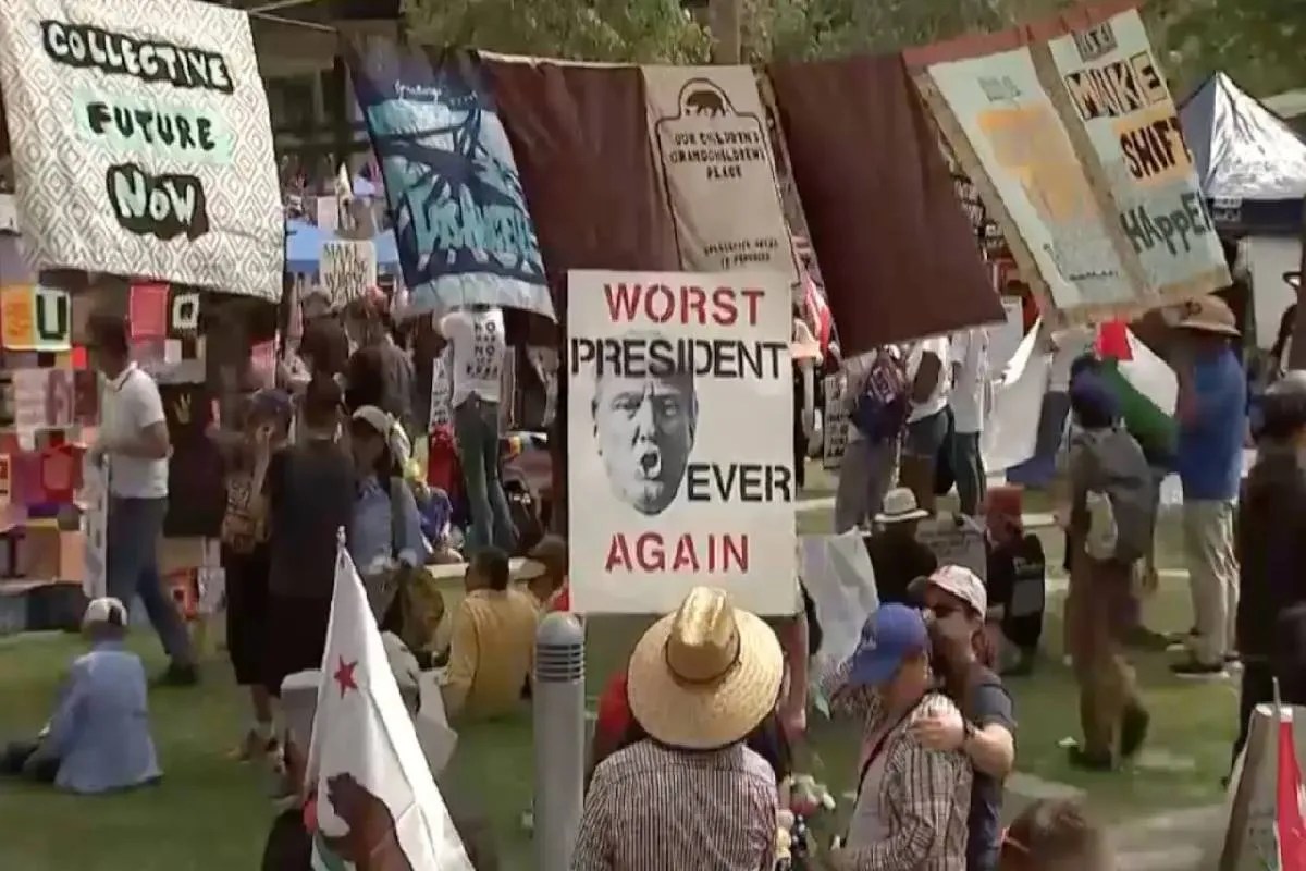 Paris Clash: ईरान के समर्थन में फ्रांस की सड़कों पर उतरे हजारों लोग, अमेरिका और इजराइल के खिलाफ भारी आक्रोश