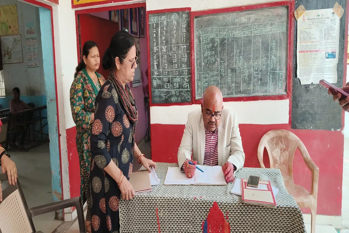 Kanpur News: डीएम के औचक निरीक्षण में तीन शिक्षिकाएं अनुपस्थित, वेतन रोकने के निर्देश